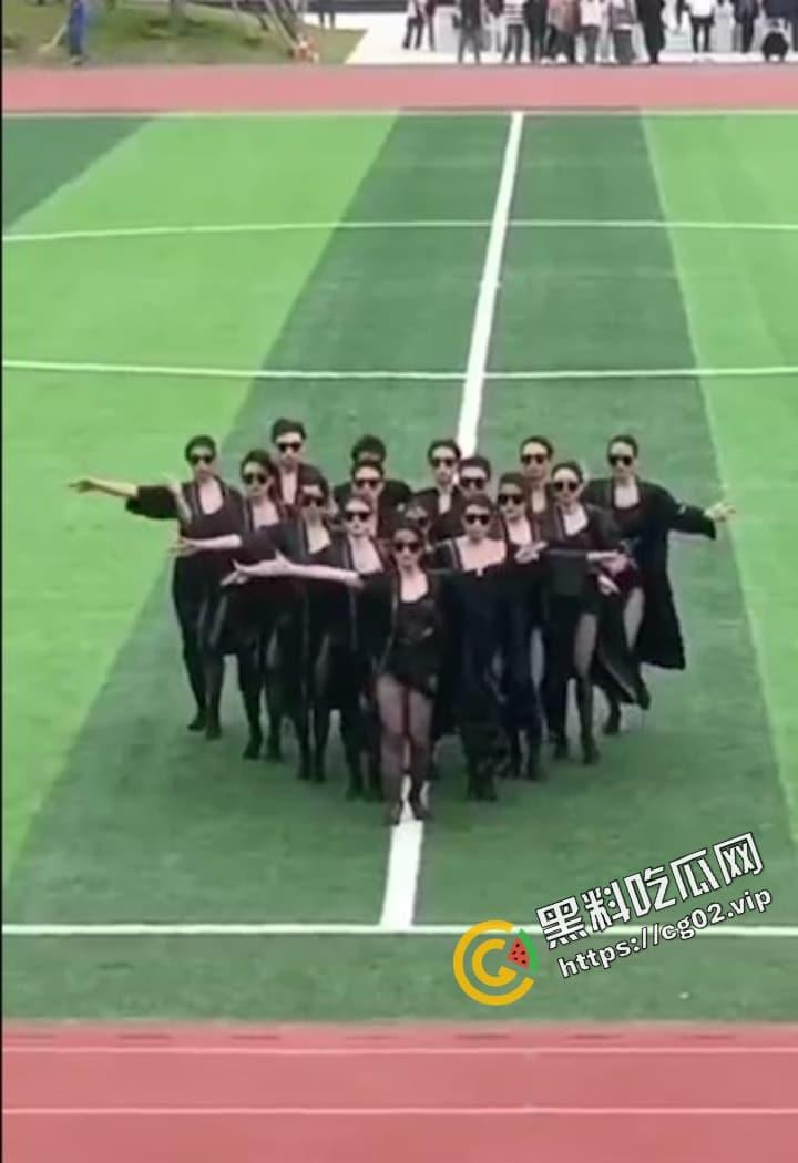 长江大学 文理学院 运动会学生穿着引热议 夜总会风？把低俗当作青春？-3