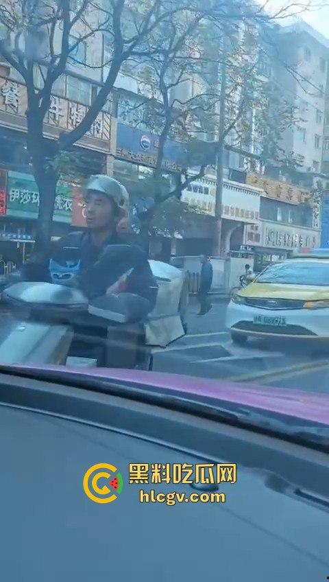 兰州公交车失控酿大祸，狂撞多车现场如战场！4人受伤，目击者吓到腿软！-7