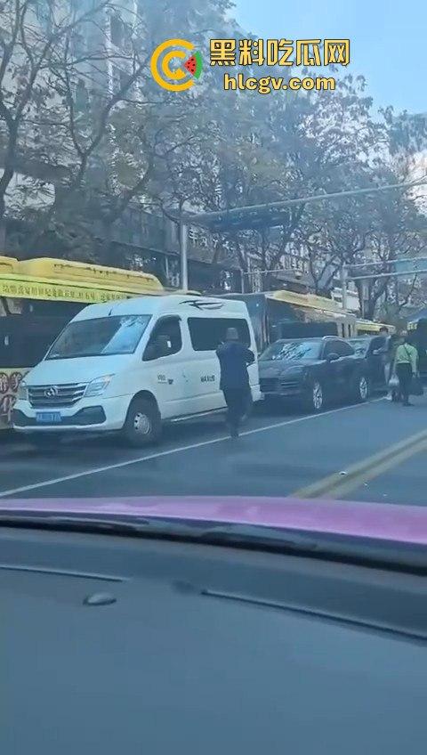 兰州公交车失控酿大祸，狂撞多车现场如战场！4人受伤，目击者吓到腿软！-10