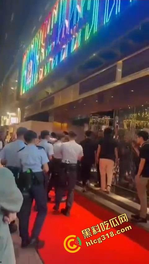 大富豪夜总会回魂复活，苍井空剪彩首日就被扫黄，港男一句话火出圈，童年女神变同场公关？-8