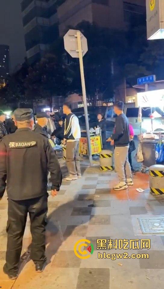 成都大妈和保安正面硬刚！保安制止摆摊，大妈不惯着，开水泼完再抡钢瓶，围观市民齐声叫好！-2