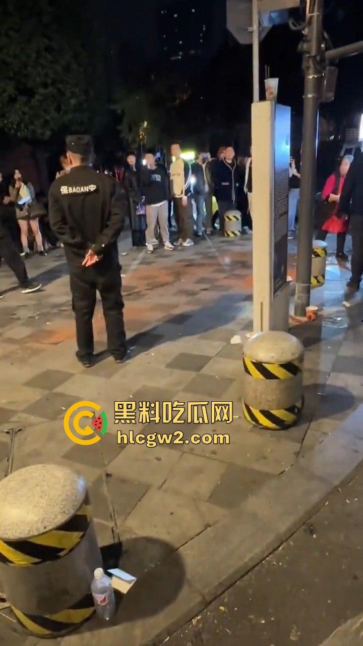 成都大妈和保安正面硬刚！保安制止摆摊，大妈不惯着，开水泼完再抡钢瓶，围观市民齐声叫好！-8