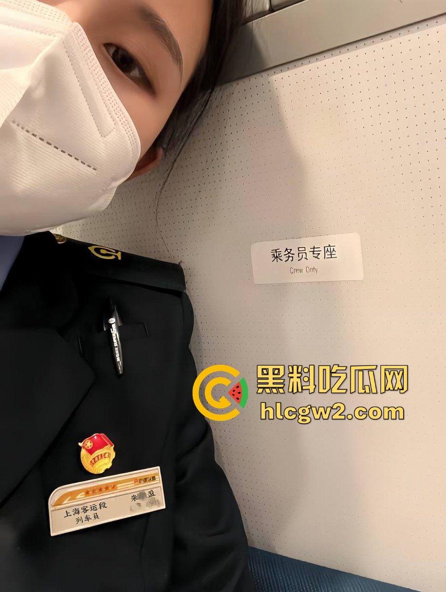 白天高铁端庄女神服务乘客，晚上骚浪跪舔肉棒服务金主 『朱筱盈』制服下是个淫娃，伺候金主比狗还敬业！-1