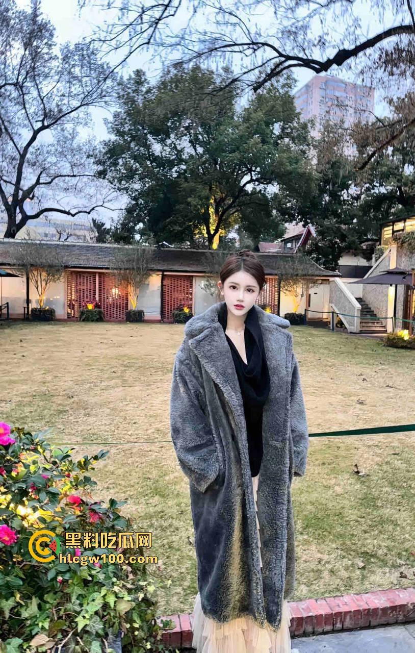 北京大哥路边发情当街怼，强按小姐姐头直接开搞，深喉怼到干呕，小姐姐手不知道该放哪，围观路人直看懵逼！-3