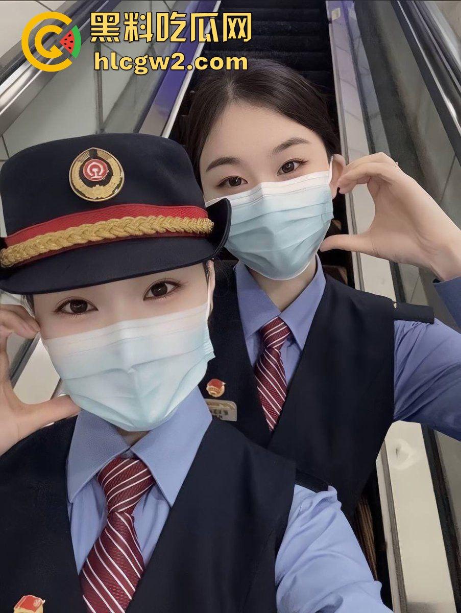 白天高铁端庄女神服务乘客，晚上骚浪跪舔肉棒服务金主 『朱筱盈』制服下是个淫娃，伺候金主比狗还敬业！-13