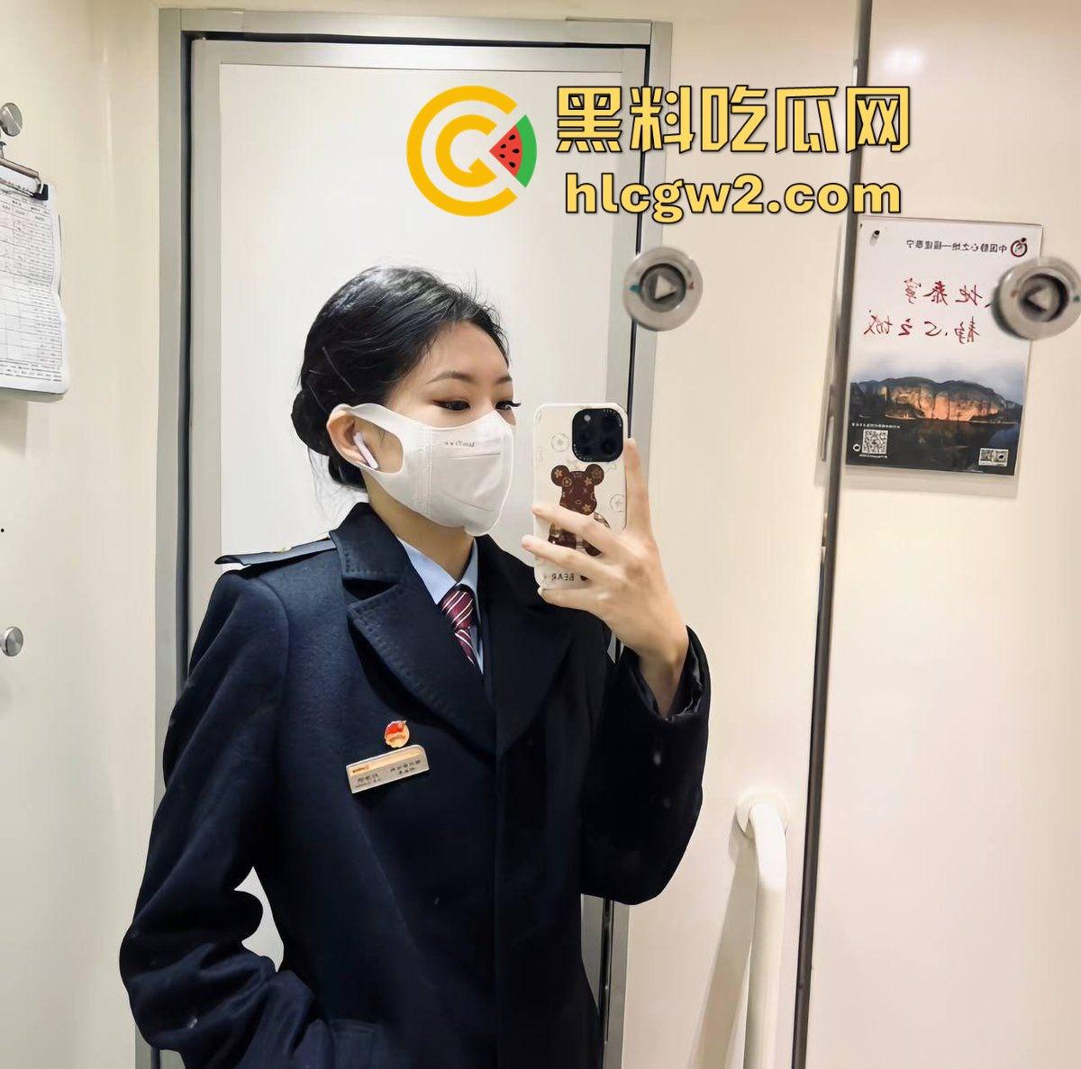 白天高铁端庄女神服务乘客，晚上骚浪跪舔肉棒服务金主 『朱筱盈』制服下是个淫娃，伺候金主比狗还敬业！-15