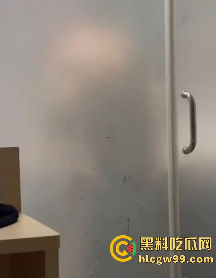 河北衡水【马娇娇】主动献出第一次给社会大哥享受，有个爱她的沸羊羊则是在浴室门外偷看嫉妒！-2