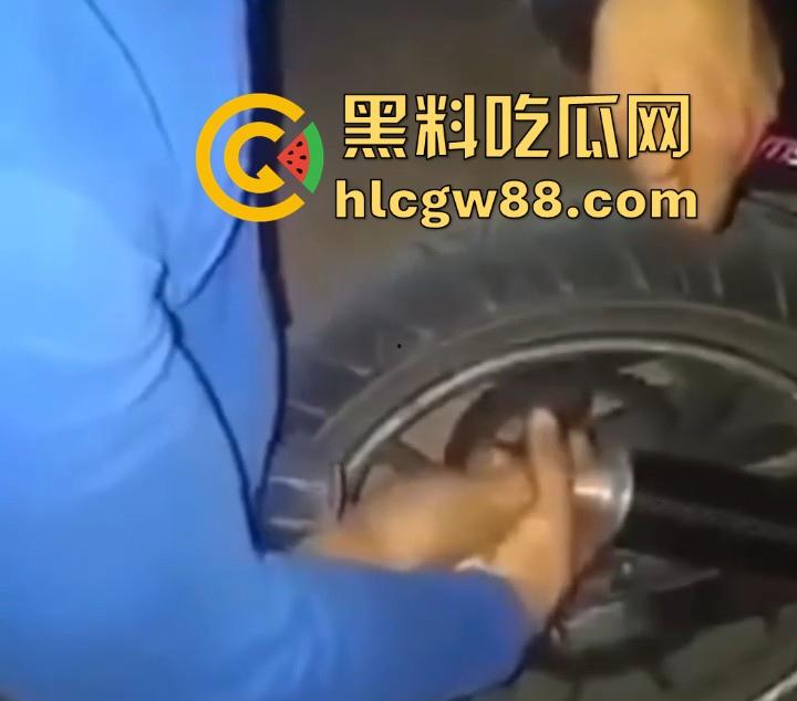 吃饱没事干 国外一男子用超长包皮包裹摩托排气管 挂空挡轰油门吹包皮 龟头都研制入味了吧！-4