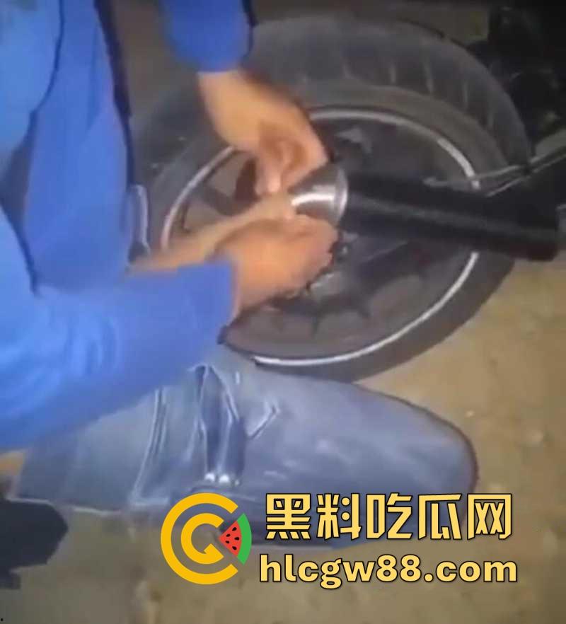 吃饱没事干 国外一男子用超长包皮包裹摩托排气管 挂空挡轰油门吹包皮 龟头都研制入味了吧！-9